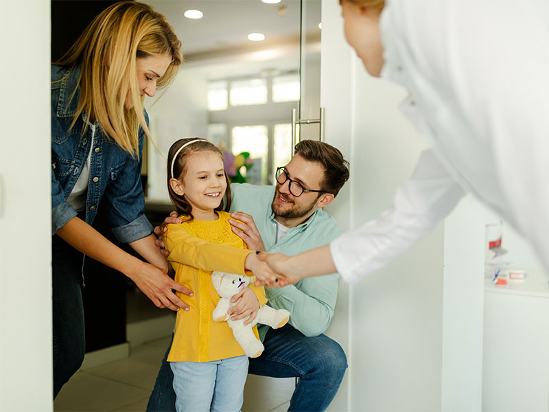 Bambina con i genitore conosce i dottori