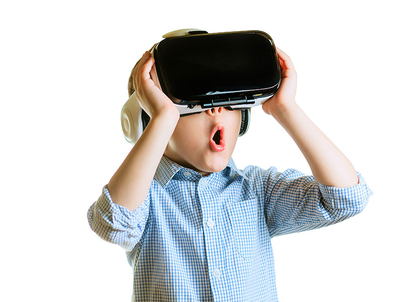 Bambino gioca con la realtà aumentata